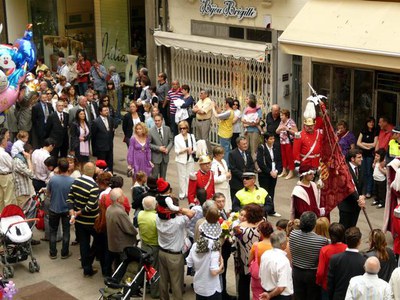 3) La Corporació, al pas per la plaça de la Paeria.