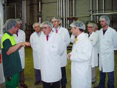 La comitiva, a l'interior de la planta de producció d'Indulleida..