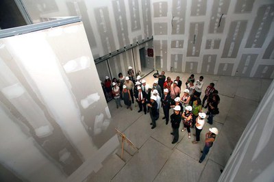 Visita d'obres amb la presència de professorat i alumnat de l'EMBA.