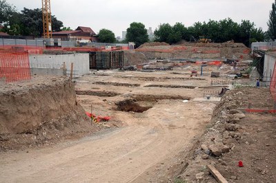 Imatge dels terrenys on se situarà el complex, en ple ritme d'obres..