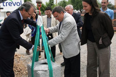 Les obres de la piscina estaran enllestides durant el primer trimestre de 2010. A la imatge, el moment en què es col·loca la primera pedra del nou eq….