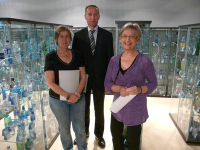 La regidora de Cultura, Montse Parra, companyada del director de la zona de Lleida de la CAM Caja Mediterráneo, Macià Arqué, i la directora del Museu….