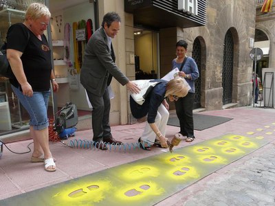 Pintada simbòlica de petjades..