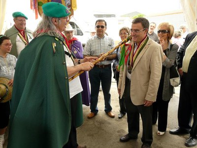 3) El confrare major d'Ariège investeix Ros Ambaixador d'Honor.