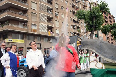 2) L'alcalde ha donat la sortida a la desfilada.