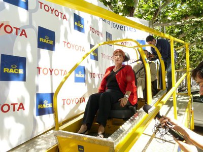 La regidora Sara mestres prova el simulador d'impacte.