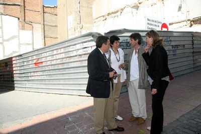 L'alcalde, amb la 1a tinenta d'alcalde Marta Camps, la gerent de l'EMU, Cristina Ballesté i l'arquitecte autor del projecte, Josep Maria Puigdemassa,….