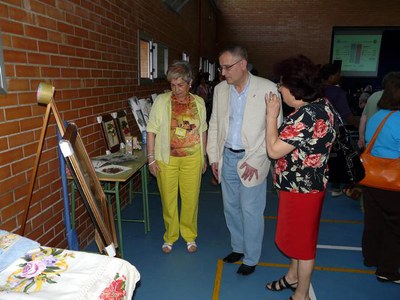 2) L'agrupació de mares ha exposat els treballs artístics realitzats durant aquest curs.