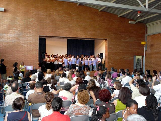 3) La sala polivalent de l'IES Lladonosa ha acollit l'actuació de les corals d'infants del barri