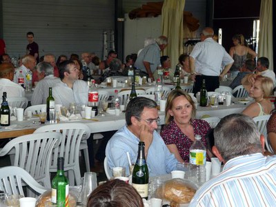 2) Els veïns han omplert el local social de la partida en un dinar popular.