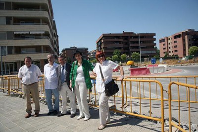 Ros, amb la tinenta d'alcalde Marta Camps i els regidors Sara Mestres i Jesús Castillo, davant la nova rotonda en construcció a la cruïlla entre Alc.….