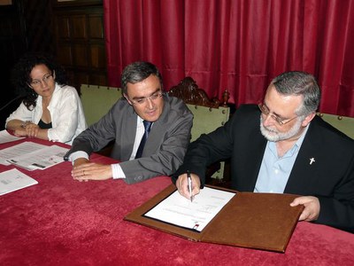 2) Sans i ros han signat l'acord de col·laboració.