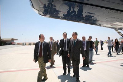 La comitiva, al costat de l'avió de proves..