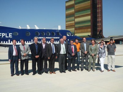 Les autoritats, dimarts a la tarda a l'Aeroport, davant de l'avió de proves..