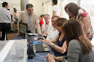 Cada taula disposa d'un ordinador, impressora i un lector de codi de barres que permeten la gestió més eficaç de tot el procés..