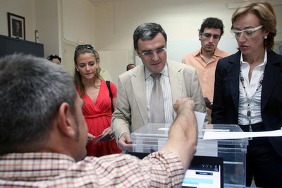 El paer en cap ha votat al col· legi d'Agrònoms acompanyat de la seva esposa i els seus fills..