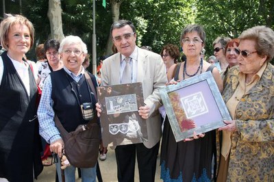 La presidenta i representants de l'Associació Catalana de Puntaires han lliurat a l'alcalde una reproducció de l'escut de Lleida i de la Seu Vella fe….