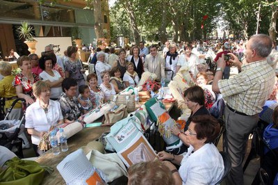 L'alcalde, amb les tinentes d'alcalde Montse Parra i Dolors Arderiu i participants de Lleida..