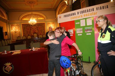 La regidora Sara Mestres, amb un dels infants premiats..