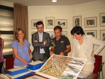 La 1a tinenta d'alcalde i la gerent de l'EMU, Cristina Ballesté, observen les imatges de la proposta presentada pel grup Grup de Comerciants de Lleid….