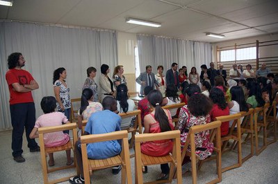 La visita al centre ha coincidit amb el final de curs escolar..