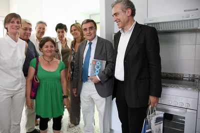 Les autoritats amb l'arquitecta del projecte (primera de l'esquerra) i, al seu costat, la llogatera d'un dels pisos..