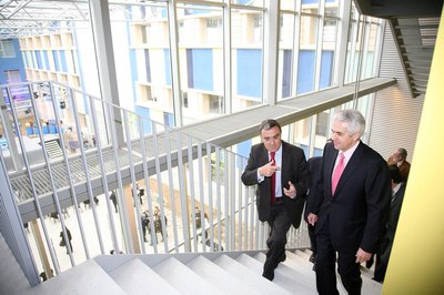 L'alcalde de Lleida, Àngel Ros, amb el secretari d'Estat de Telecomunicacions, Francisco Ros, a l'interior d'un dels edificis, en una imatge d'arxiu..