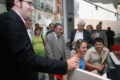 El president Maragall ha visitat el Centre de Recursos Juvenils La Palma, un dels equipaments dinamitzadors del barri antic..