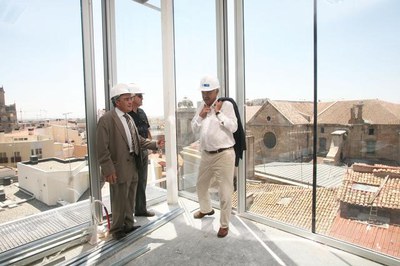 Maragall,  acompanyat del paer en cap, a l'Escola Municipal de Belles Arts. A la imatge amb l'arquitecte responsable de l'obra, Jaume Terés..