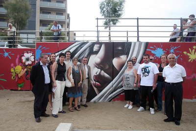 El nou espai, batejat com a plaça Fontanet a proposta dels veïns, està decorat amb un mural pintat per artistes locals..
