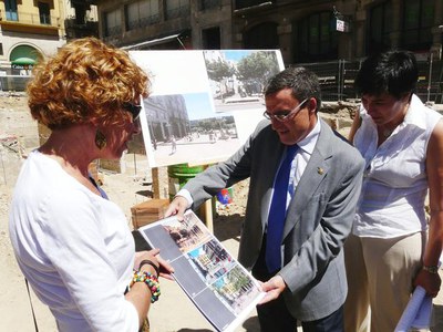 El paer en cap i la tinenta d'alcalde Marta Camps, amb l'arquitecta autora del projecte de remodelació de la plaça..