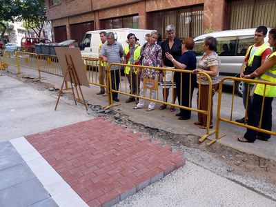 La calçada, de lambordins vermells, prioritzarà els vianants.