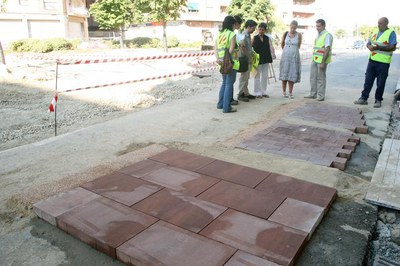 L'estat de les obres ja permenten veure part del nou paviment de la plaça..