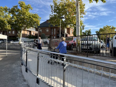 La rampa que connecta els carrers Alcalde Vives i Manuel Florensa amb l'aparcament i el mercadet, ja en funcionament.