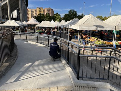 Un operari fent els últims repassos de pintura a la barana.