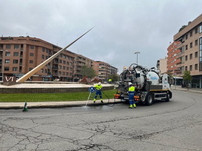 Entre les tasques del Barria Barri hi ha la neteja intensiva de carrers, places, embornals i mobiliari urbà.