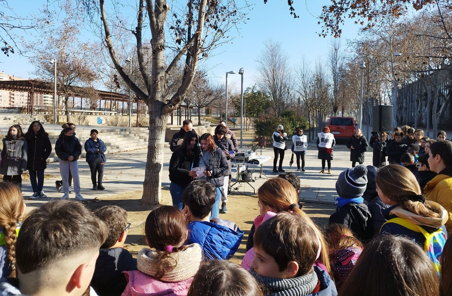 El Dia Escolar de la No Violència i la Pau s'ha celebrat simultàniament a tres espais públics de Lleida: el Parc de l'Aigua, la pl. Ricard Viñes i als Camps Elisis (foto).