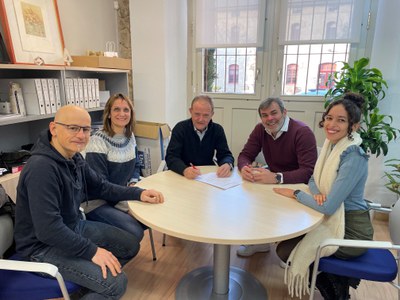 El regidor David Melé i el representant de la Coordinadora de Gent Gran i voluntariat Sènior Josep Llurba signen l'acord de col·laboració a l'IMO.
