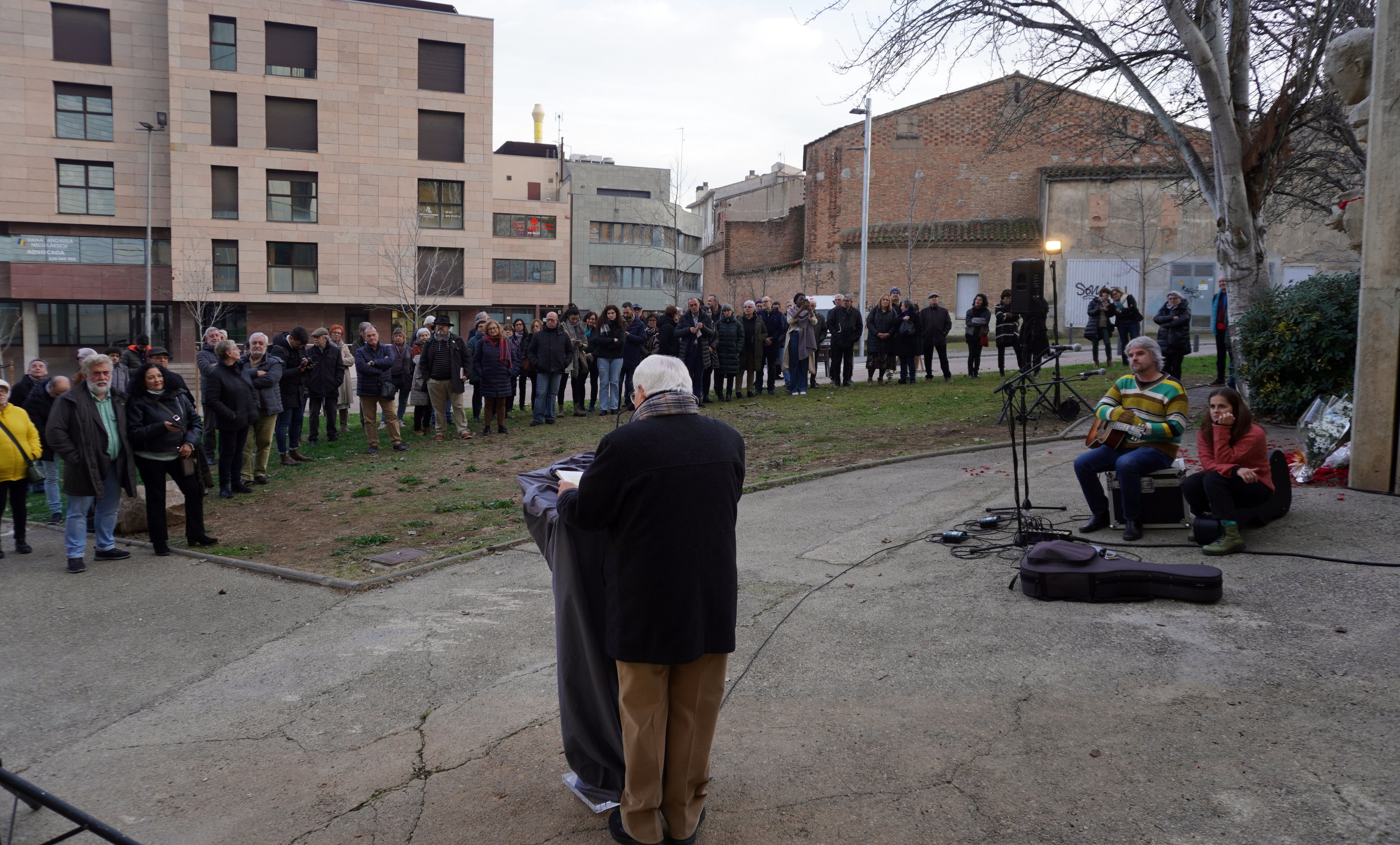 Lectura de poemes i escrits de Màrius Torres en l'acte d'homenatge al poeta, davant l'escultura al Canyeret, en honor seu