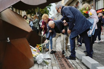 A l'acte hi han participat dos supervivents del bombardeig i familiars d'altres víctimes.