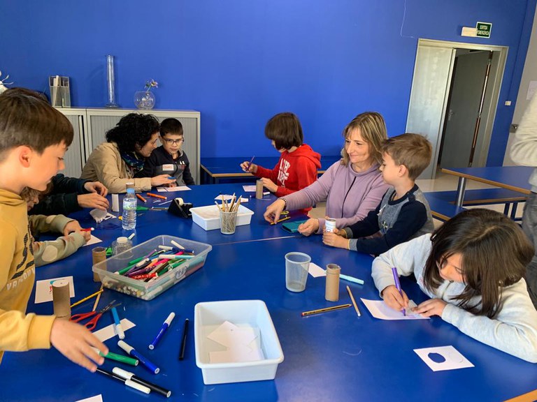 Una bonica experiència per als i les participants en el taller que amb la construcció del seu propi calidoscopi han pogut observar el món amb una perspectiva única