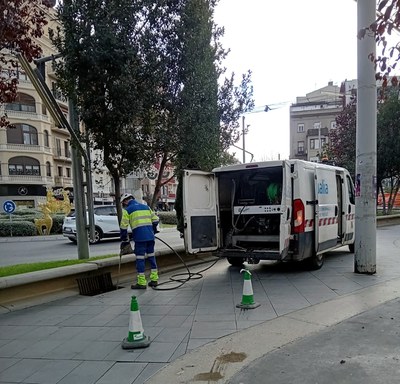 Tasques de revisió d'embornals a la plaça Ricard Viñes.