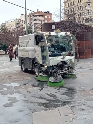 Una màquina hidronetejadora a la plaça Ricard Viñes.
