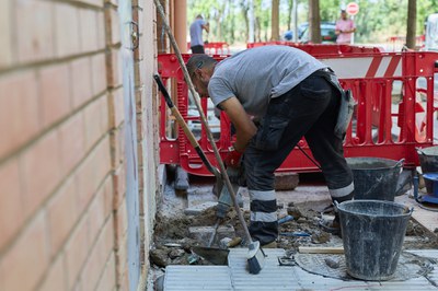 Tasques de reparació de la vorera al carrer Vitòria.