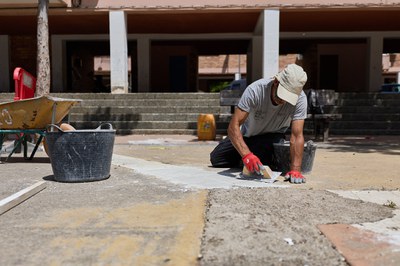 Tasques de manteniment del paviment d'una plaça a la Mariola.