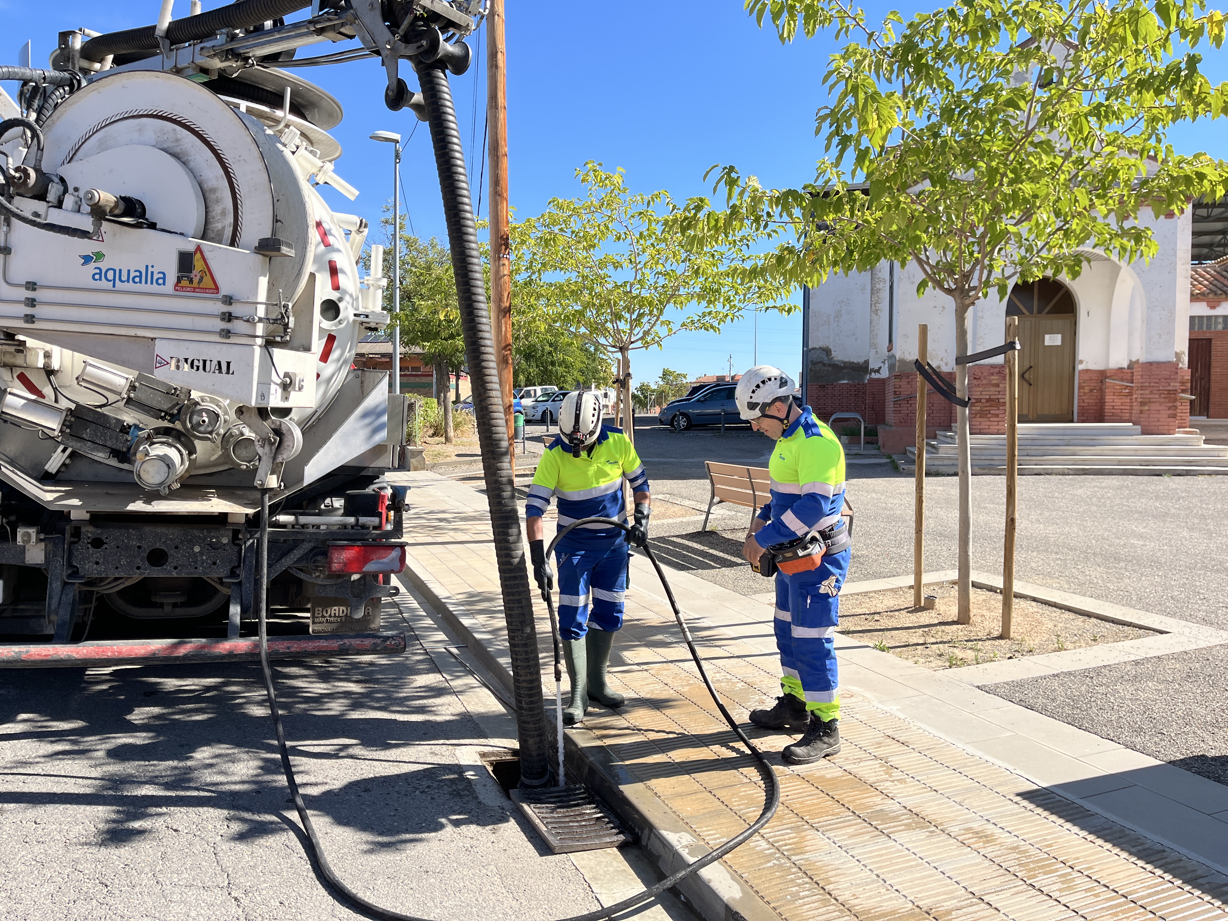 Tasques de neteja d'embornals, a càrrec d'operaris de l'empresa concessionària Aqualia