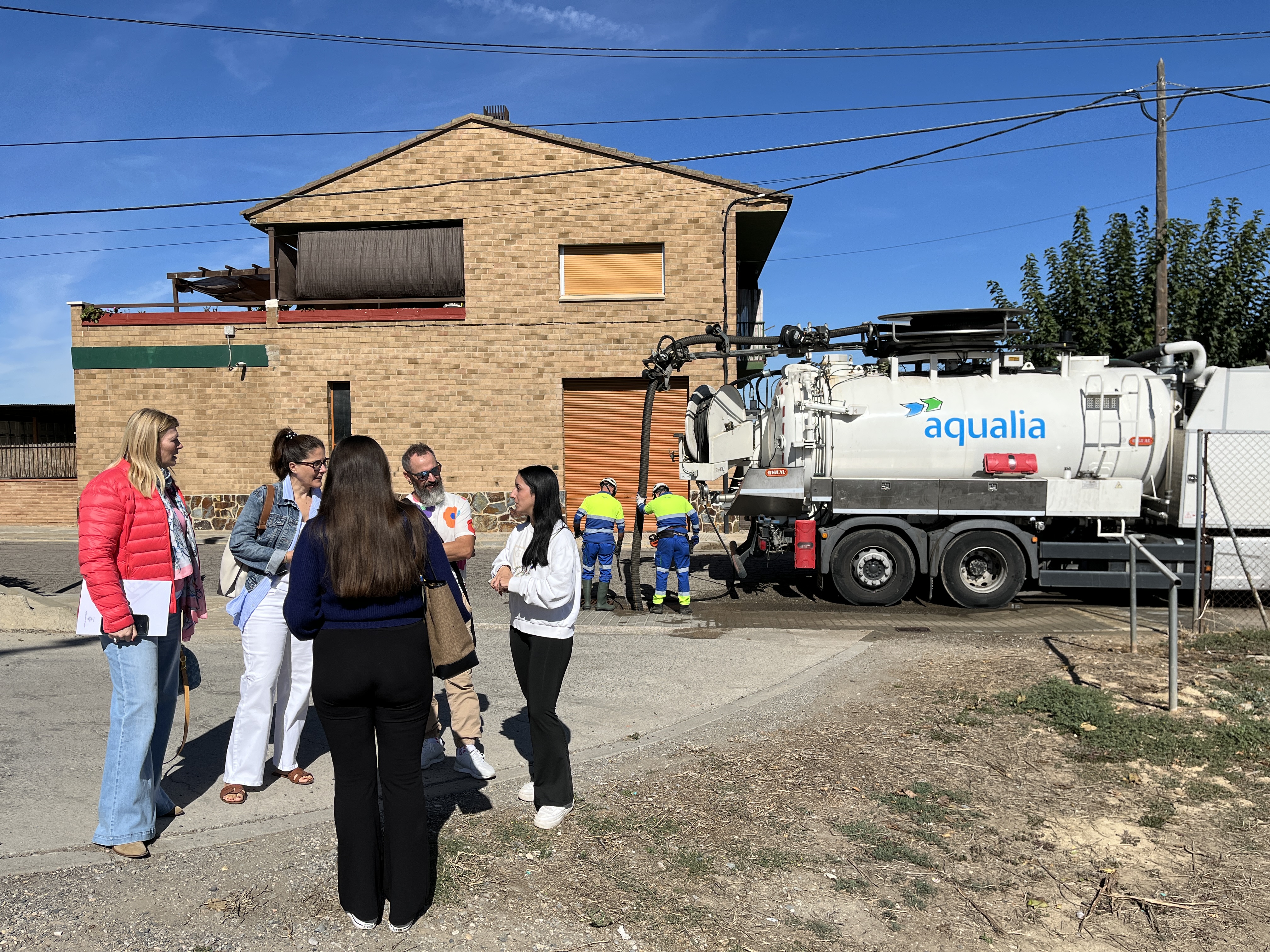 Les regidores conversen amb representants de l'associació de veïns