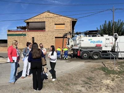 Les regidores conversen amb representants de l'associació de veïns.