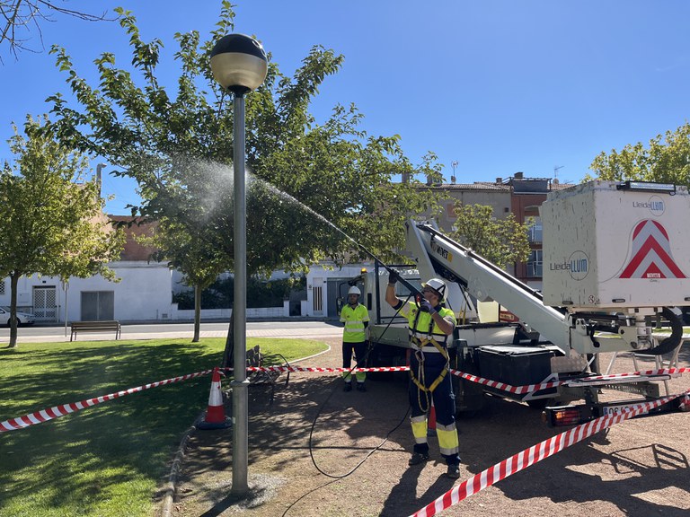 Tasques de neteja d'un fanal a Llívia