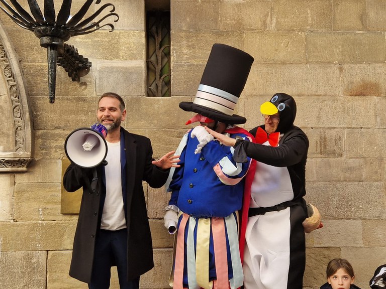 El Regidor de Festes, Xavi Blanco, ha rebut les credencials del Carnaval de la mà de Pau Pi